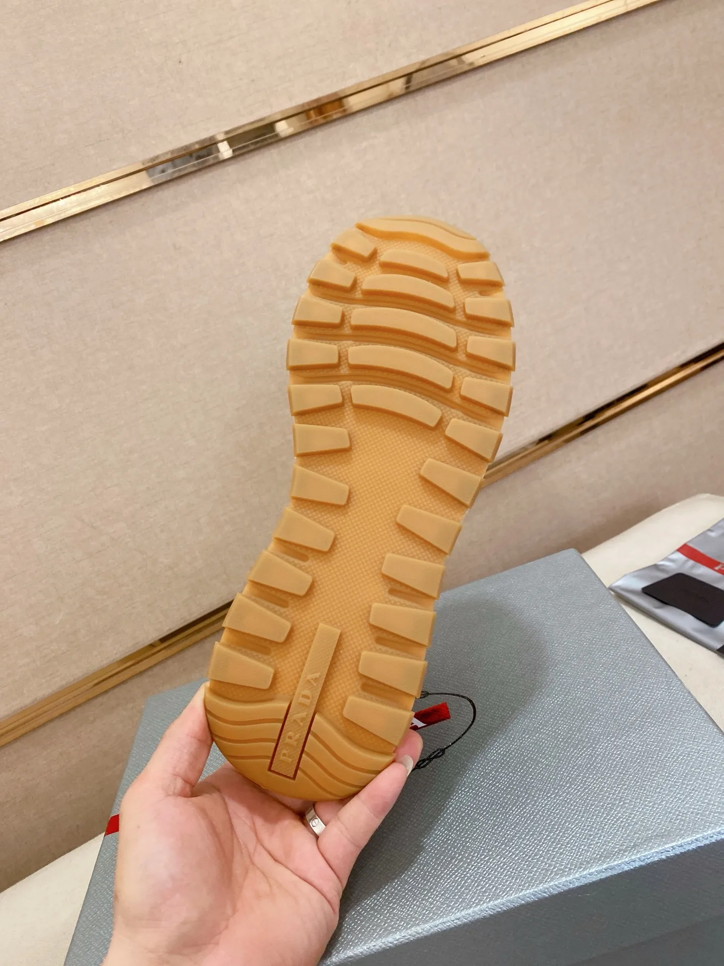 Factory price 540💰 ✔️✔️✔️High version High-quality new PRADA counters are on the market at the same time. The new men's shoes and 😘fabrics are selected from imported first-layer cowhide and are made by pure handcrafts. Lining: Full cowhide lining. 👍🏿 High-end ☄️ air-cushion molded anti-slip rubber outsole, exquisite lines, simple and elegant, comfortable and high-end for leisure travel. Code number: 38 to 44